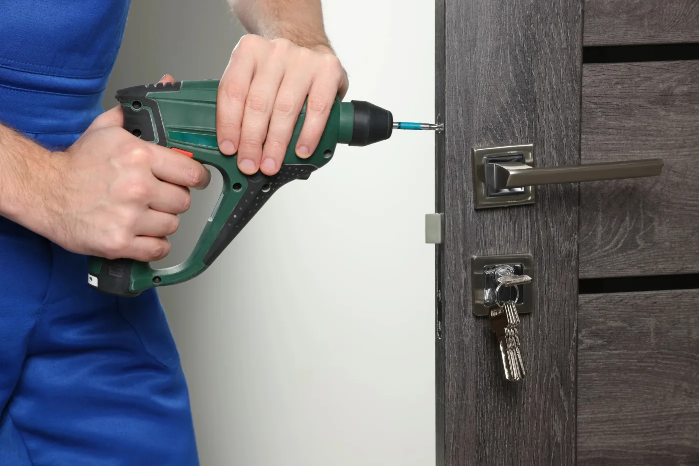 Réglage d'une serrure de porte sur une maison de la vallée de l'Yvette